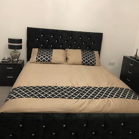 Luxury Kingsize Bedroom With Private Bathroom Northolt  ภายนอก รูปภาพ